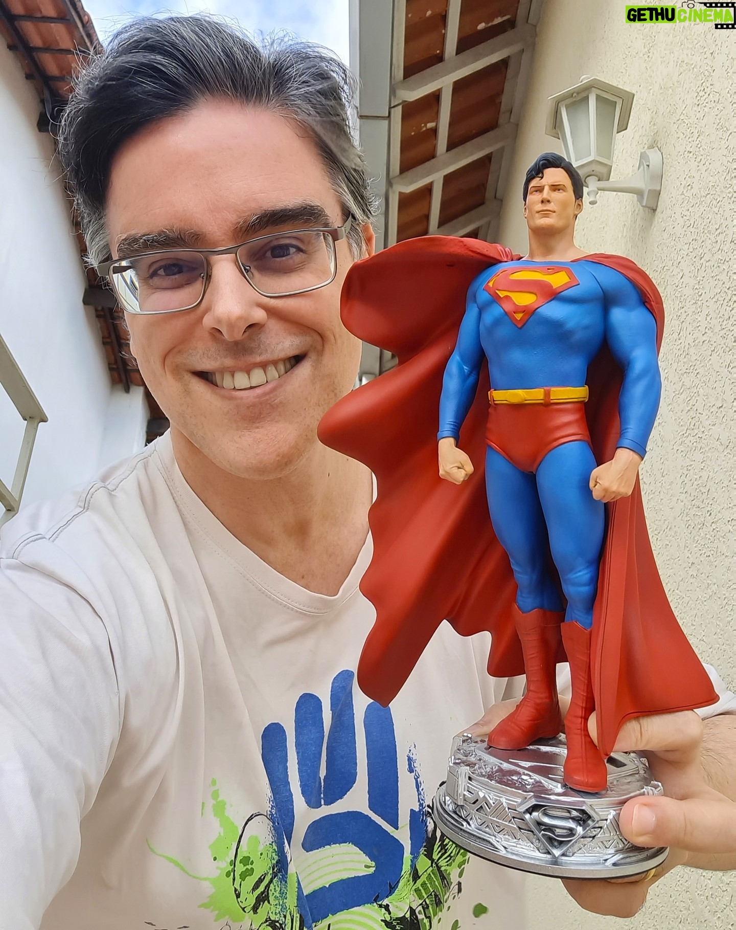 Guilherme Briggs - 19.4K Likes - Eu amo esse Superman que ganhei de presente do querido amigo Jonatan, do @studiosbeholder Ele imprimiu em 3D, produziu e pintou. Você também pode encomendar com ele essa e outras peças lindas e incríveis!