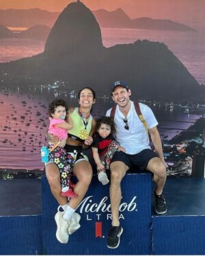 Guilherme Dellorto Instagram - Coisa bonita é ver o tanto que ela consegue se empenhar pra conquistar os objetivos traçados. É uma linha reta. Veja bem, reta, mas cheia de altos e baixos. Mas ela segue sem tirar o olho da onde quer chegar. Segue a planilha, não bebe, “preciso me hidratar”, “comer mais carboidrato hoje”, “preciso dormir cedo” “tomar tantos isotônicos”, banana, gel… tudo seguido à risca. Ver isso de perto é coisa bonita demais. Ver o tanto que ela volta feliz a cada km conquistado todo domingo. Ver ela apoiando e sendo apoiada (as vezes literalmente) pelas companheiras de treino, toda uma jornada com foco em um dia, um percurso. O tamanho do orgulho por ela ter conquistado mais esse desafio só não é maior do orgulho do tanto que ela se empenha em dar certo, porque o resultado as vezes vai depender de muitos fatores na hora, mas ver o dia a dia dela, com os três filhos, trabalho e ainda arranjando tempo and disposição pra correr QUARENTA E DOIS KILOMETROS. É coisa bonita demais. E isso ela é. Obrigado as essas parceiras por proporcionar esse momento tão especial e por não soltarem a mão dela e a rede-vovós. Parabéns mozao! Sou seu fã.