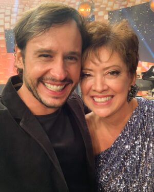 Guilherme Dellorto Instagram - Daqui a pouco, às 22:45, terá a continuação da festa da firma. Entre presentes, piadas e batidas de cabelo só posso dizer que aproveitei bem!! E aí, algum palpite de quem eu tirei?