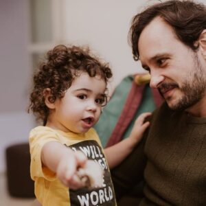 Guilherme Dellorto Instagram - O filho que vem depois já começa a vida disputando lugar com quem era dono absoluto de tudo: tempo e espaço. Nasce sabendo que pra conseguir as coisas precisa ganhar no grito, no tapa e até no dente. Afinal ela(s) disputavam com alguém que eu já tinha anos de afinidade. E pra mim amor é conquistado com tempo por perto. E assim, agarrando esse espaço com unhas e dentes elas foram conquistando o latifúndio absurdo de amor. Mas agora que já conquistaram será que podem parar de virar o prato de comida na mesa? ♥️