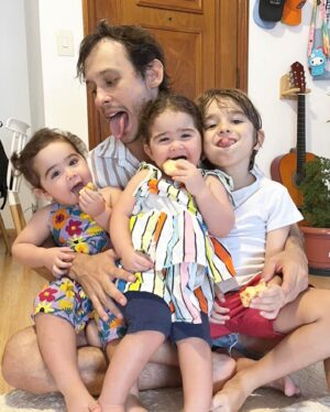 Guilherme Dellorto Instagram - Uma semana inteira esperando pra ter esse meu caos preferido. Uma loucura e muito amor.
