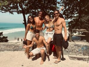 Guilherme Dellorto Instagram - Junta todo mundo e faz uma familia só! Pronto! 💜

Fim de set com direito a um tchibum delicioso! ☀️⛱️🌊