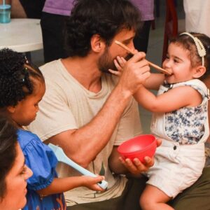 Guilherme Dellorto Instagram - O filho que vem depois já começa a vida disputando lugar com quem era dono absoluto de tudo: tempo e espaço. Nasce sabendo que pra conseguir as coisas precisa ganhar no grito, no tapa e até no dente. Afinal ela(s) disputavam com alguém que eu já tinha anos de afinidade. E pra mim amor é conquistado com tempo por perto. E assim, agarrando esse espaço com unhas e dentes elas foram conquistando o latifúndio absurdo de amor. Mas agora que já conquistaram será que podem parar de virar o prato de comida na mesa? ♥️