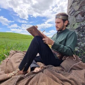 Guilherme Dellorto Instagram - Começando a semana nesse lugar que é tão lindo quanto quente. E Salomão fazendo seus provérbios ou talvez seja a planilha das despesas de início de ano. Tudo pelo olhar sempre atento de @claudiomarinho_san