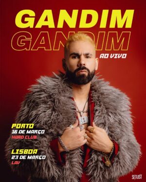 Guilherme Duarte Instagram - Guess who's back? Gandim in da house! Prraaaa.

Bom, para já é só o anúncio das primeiras datas da tour 2024 de Gandim ao vivo. Terei fôlego para estar 1h30 em palco armado em rapper, sendo a estreia a poucos dias de fazer 40 anos? Não sei, veremos. Será uma mistura do primeiro e do segundo álbum, com momentos de stand-up pelo meio e outras macacadas para tornar isto no melhor espetáculo de comédia com hip hop feito por um gajo nascido na Buraca que já viram. Talvez seja o único. Lisboa e Porto terão convidados especiais.

Deixem nos comentários as cidades por onde gostavam que a tour do Gandim passasse que ainda estamos a marcar datas e pode ser que nos influenciem e digam qual o vosso outfit Gandim favorito que, já agora, tiveram a ajuda da @tfilipamartins

Para o novo álbum ainda vão ter de esperar por Janeiro, mas adianto que as músicas estão prontas e já estou em filmagens dos videoclipes. Serão sete músicas, com 3/4 feats e com temas que vão desde as rendas altas, a ser hipocondríaco e ficar solteiro quase aos 40. Produção musical do @filipe_survival e os vídeos do mesmo de sempre @ppbbessa 
integrantes essenciais do projecto Gandim, bem como toda a equipa da @setlist.pt 

O projecto Gandim tinha de voltar, não só por muita gente pedir esse retorno, mas acima de tudo porque me deu imenso gozo e sinto que ainda há muito espaço para aprender e melhorar. Acho que quem gostou do primeiro álbum, gostará ainda mais deste Gandim 2.0. Isto é o que me dá mais gozo na minha profissão, arriscar e fazer coisas diferentes que quando partilho a ideia me dizem "Eh pá, queres mesmo fazer isso?". Se calhar é tudo uma desculpa para poder descoloar o cabelo e usar roupas jovens e esconder a crise de meia-idade, é possível.

Quem deixou as prendas de Natal para a última, tem aqui uma oportunidade perfeita de fazer um brilharete, caso tenha amigos, família ou caras metades com gosto musical duvidoso que possam apreciar o Gandim.

Bilhetes à venda na Ticketline e link da bio.
Identifiquem os vossos amigos Gandins e ajudem a partilhar o cartaz que o algoritmo do IG já se sabe que privilegia gatinhos e mamas e eu tenho cão e mamilos peludos. Obrigado.

📸 @paustorch