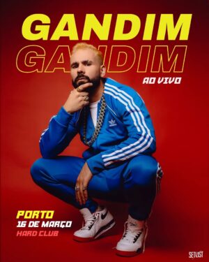 Guilherme Duarte Instagram - Guess who's back? Gandim in da house! Prraaaa.

Bom, para já é só o anúncio das primeiras datas da tour 2024 de Gandim ao vivo. Terei fôlego para estar 1h30 em palco armado em rapper, sendo a estreia a poucos dias de fazer 40 anos? Não sei, veremos. Será uma mistura do primeiro e do segundo álbum, com momentos de stand-up pelo meio e outras macacadas para tornar isto no melhor espetáculo de comédia com hip hop feito por um gajo nascido na Buraca que já viram. Talvez seja o único. Lisboa e Porto terão convidados especiais.

Deixem nos comentários as cidades por onde gostavam que a tour do Gandim passasse que ainda estamos a marcar datas e pode ser que nos influenciem e digam qual o vosso outfit Gandim favorito que, já agora, tiveram a ajuda da @tfilipamartins

Para o novo álbum ainda vão ter de esperar por Janeiro, mas adianto que as músicas estão prontas e já estou em filmagens dos videoclipes. Serão sete músicas, com 3/4 feats e com temas que vão desde as rendas altas, a ser hipocondríaco e ficar solteiro quase aos 40. Produção musical do @filipe_survival e os vídeos do mesmo de sempre @ppbbessa 
integrantes essenciais do projecto Gandim, bem como toda a equipa da @setlist.pt 

O projecto Gandim tinha de voltar, não só por muita gente pedir esse retorno, mas acima de tudo porque me deu imenso gozo e sinto que ainda há muito espaço para aprender e melhorar. Acho que quem gostou do primeiro álbum, gostará ainda mais deste Gandim 2.0. Isto é o que me dá mais gozo na minha profissão, arriscar e fazer coisas diferentes que quando partilho a ideia me dizem "Eh pá, queres mesmo fazer isso?". Se calhar é tudo uma desculpa para poder descoloar o cabelo e usar roupas jovens e esconder a crise de meia-idade, é possível.

Quem deixou as prendas de Natal para a última, tem aqui uma oportunidade perfeita de fazer um brilharete, caso tenha amigos, família ou caras metades com gosto musical duvidoso que possam apreciar o Gandim.

Bilhetes à venda na Ticketline e link da bio.
Identifiquem os vossos amigos Gandins e ajudem a partilhar o cartaz que o algoritmo do IG já se sabe que privilegia gatinhos e mamas e eu tenho cão e mamilos peludos. Obrigado.

📸 @paustorch