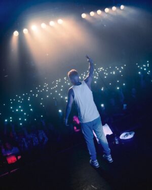 Guilherme Duarte Instagram - E assim foi o primeiro concerto de Gandim. Correu melhor do que esperava, devo confessar. Foi uma semana de muita ansiedade, noites mal dormidas, inseguranças e mini ataques de pânico. Como é um formato completamente diferente de stand-up, os nervos eram muitos e as dúvidas se eu seria capaz de fazer disto um bom espectáculo, também. Superou as minhas expectativas e diverti-me muito em palco e acho que quem estava do lado de lá também. Obrigado a todos os que encheram o Hard Club no Porto, que cantaram as músicas todas e me permitem fazer coisas diferentes e testar-me em vários formatos, me permitem falhar para melhorar e fazer o meu caminho da forma que quero. A poucas horas de fazer 40 anos, o Guilherme de 20 rir-se-ia se lhe dissessem que um dia iria fazer stand-up e ainda mais se lhe dissessem que iria dar concertos de rap. Vida de sarilho.

Obrigado à equipa incansável e a todos os que contribuíram para o sucesso da noite de ontem.
@filipe_survival e @joaonunogoncalo por partilharem o palco comigo.
@vasco_m_silva nas luzes e @ricardoriquieraudio no som.
Produção @setlist.pt com @nrpires e @i.wait , com preciosa ajuda da @beatrizmagano .

Gandim segue para Lisboa, com sala já esgotada, mas há bilhetes já à venda para nova data dia 7 de Junho, mas antes disso ainda há Faro, Guimarães, Coimbra e Leiria.

Obrigado e até lá. Prrraaaa.

📸 @onunoazevedo @_hiphoptuga