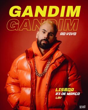 Guilherme Duarte Instagram - Guess who's back? Gandim in da house! Prraaaa.

Bom, para já é só o anúncio das primeiras datas da tour 2024 de Gandim ao vivo. Terei fôlego para estar 1h30 em palco armado em rapper, sendo a estreia a poucos dias de fazer 40 anos? Não sei, veremos. Será uma mistura do primeiro e do segundo álbum, com momentos de stand-up pelo meio e outras macacadas para tornar isto no melhor espetáculo de comédia com hip hop feito por um gajo nascido na Buraca que já viram. Talvez seja o único. Lisboa e Porto terão convidados especiais.

Deixem nos comentários as cidades por onde gostavam que a tour do Gandim passasse que ainda estamos a marcar datas e pode ser que nos influenciem e digam qual o vosso outfit Gandim favorito que, já agora, tiveram a ajuda da @tfilipamartins

Para o novo álbum ainda vão ter de esperar por Janeiro, mas adianto que as músicas estão prontas e já estou em filmagens dos videoclipes. Serão sete músicas, com 3/4 feats e com temas que vão desde as rendas altas, a ser hipocondríaco e ficar solteiro quase aos 40. Produção musical do @filipe_survival e os vídeos do mesmo de sempre @ppbbessa 
integrantes essenciais do projecto Gandim, bem como toda a equipa da @setlist.pt 

O projecto Gandim tinha de voltar, não só por muita gente pedir esse retorno, mas acima de tudo porque me deu imenso gozo e sinto que ainda há muito espaço para aprender e melhorar. Acho que quem gostou do primeiro álbum, gostará ainda mais deste Gandim 2.0. Isto é o que me dá mais gozo na minha profissão, arriscar e fazer coisas diferentes que quando partilho a ideia me dizem "Eh pá, queres mesmo fazer isso?". Se calhar é tudo uma desculpa para poder descoloar o cabelo e usar roupas jovens e esconder a crise de meia-idade, é possível.

Quem deixou as prendas de Natal para a última, tem aqui uma oportunidade perfeita de fazer um brilharete, caso tenha amigos, família ou caras metades com gosto musical duvidoso que possam apreciar o Gandim.

Bilhetes à venda na Ticketline e link da bio.
Identifiquem os vossos amigos Gandins e ajudem a partilhar o cartaz que o algoritmo do IG já se sabe que privilegia gatinhos e mamas e eu tenho cão e mamilos peludos. Obrigado.

📸 @paustorch