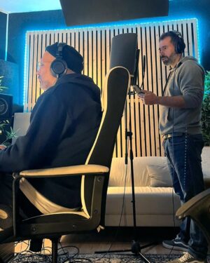 Guilherme Duarte Instagram - Gandim está de volta com novas músicas. A primeira já está disponível no YouTube (em breve no Spotify e afins) e chama-se Rendas Altas e conta com a participação especial da @anabacalhau que aceitou logo o convite sem pensar que provavelmente não seria bom para a sua carreira. Um grande obrigado a ela por ter alinhado e foi um prazer imenso tê-la neste projecto.

Obrigado aos meus pais e à Zaya por terem alinhado no vídeo.

Toda a produção musical ficou mais uma vez a cargo do grande @filipe_survival

A realização dos vídeos do grande @ppbbessa

Produção dos vídeos @setlist.pt a cargo do @nrpires com assistência do @manel.cambezes .

Todos eles estão de parabéns pelo trabalho e empenho e litro que deram, e continuam a dar, neste projecto. Sem eles isto não teria metade da qualidade que até me parece que tem, mas o principal responsável sou eu, também não vamos estar aqui com coisas.

O styling incrível ali a roçar a barraca gourmet é da @tfilipamartins .

Um obrigado ainda ao @diogomendesmusic na guitarra portuguesa por trás do beat.

Obrigado ainda ao @youandthesea por nos ter cedido um apartamento para gravar várias cenas do vídeo e a toda a malta que aceitou o desafio e apareceu no dia e hora marcada para abrilhantar este vídeo e trouxeram calções de banho e tudo para ir para o chuveiro comigo.

Esta é apenas a primeira música, as próximas vão saindo ao longo dos próximos dois meses. Podem ver tudo no Youtube. É um dos projectos que mais gozo me dá por estar a sair completamente fora de pé e a aprender e melhorar em muita coisa. Acho que há um upgrade do álbum anterior para este e espero que gostem. Obrigado por continuarem desse lado e me permitirem fazer estas macacadas. 

Gandim vai também dar espectáculos ao vivo, os bilhetes estão à venda no link da bio.

Porto - 16 de Março

Lisboa - 23 de Março

Faro - 28 de Março

Guimarães - 6 de Abril

Coimbra - 11 de Abril

Leiria - 13 de Abril

Obrigado a todos.