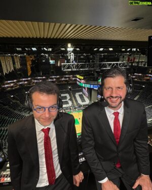 Guilherme Giovannoni Instagram - De volta ao Brasil, mas ainda com tempo para agradecer a oportunidade de cobrir mais uma final de NBA. Agradecer a equipe que foi até lá e aos colegas que nos dão todo o suporte aqui do Brasil. 

É puxado? É, mas é aquela sensação de dever cumprido que nos dão motivação para sempre buscar melhorar e trazer tudo de legal que a gente acompanhou por lá .

Obrigado @espnbrasil por mais essa oportunidade. Mas mais importante, obrigado ao time de esportes americanos da tv, vocês são foda pra c@r@lho!

#Nba #nbabrasil #nbanaespn #basquete #basquetebrasil #basket #basketball