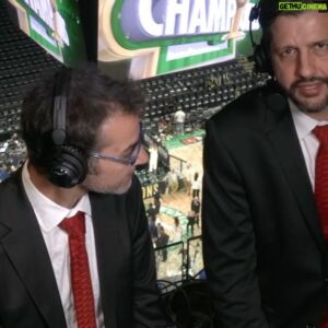 Guilherme Giovannoni Instagram - De volta ao Brasil, mas ainda com tempo para agradecer a oportunidade de cobrir mais uma final de NBA. Agradecer a equipe que foi até lá e aos colegas que nos dão todo o suporte aqui do Brasil. 

É puxado? É, mas é aquela sensação de dever cumprido que nos dão motivação para sempre buscar melhorar e trazer tudo de legal que a gente acompanhou por lá .

Obrigado @espnbrasil por mais essa oportunidade. Mas mais importante, obrigado ao time de esportes americanos da tv, vocês são foda pra c@r@lho!

#Nba #nbabrasil #nbanaespn #basquete #basquetebrasil #basket #basketball