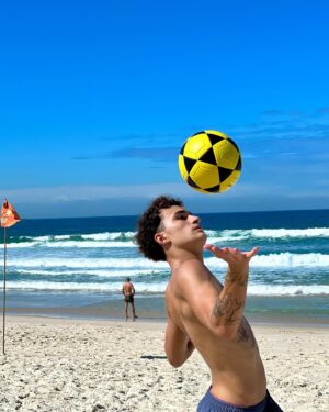 Guilherme Seta Instagram - Começando a semana da melhor forma 🙌🏽💙