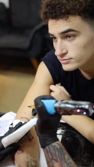 Guilherme Seta Instagram - novas tattos 😮‍💨🫶🏼
.
.
@jordaotattoo ⚡️
@feralartestudio ⚡️