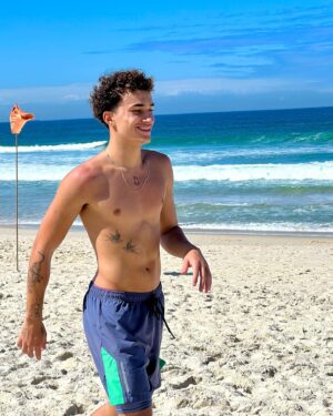 Guilherme Seta Instagram - Começando a semana da melhor forma 🙌🏽💙