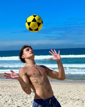 Guilherme Seta Instagram - Começando a semana da melhor forma 🙌🏽💙