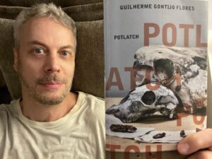 Guilherme Weber Instagram - Que bonito conhecer um poeta!
Os poemas do Guilherme são poderosos, quase conjurações. Algo ancestral soa em cada página, épico, grego, aborígene, borginiano…
Este título barreira é o nome de uma cerimônia no idioma chinook, em que membros de um grupo trocam oferendas e presentes. Bela alusão para um livro, que tanto nos dá e tanto recebe, posto que não existe livro sem leitor.
Parafraseando de maneira torta e memória ruim a francesa Marguerite Duras, não sabemos o que é um poema. Ninguém sabe. Mas sabemos quando ele EXISTE!
Bravo @guilhermegontijoflores
E agora vendendo o meu/nosso peixe, Guilherme eh dramaturgista, junto com @caetanowgalindo do espetáculo dos Ultraliricos, Fantasmagoria IV, com direção de @felipehirsch até 14/04 no Sesc Anchieta.