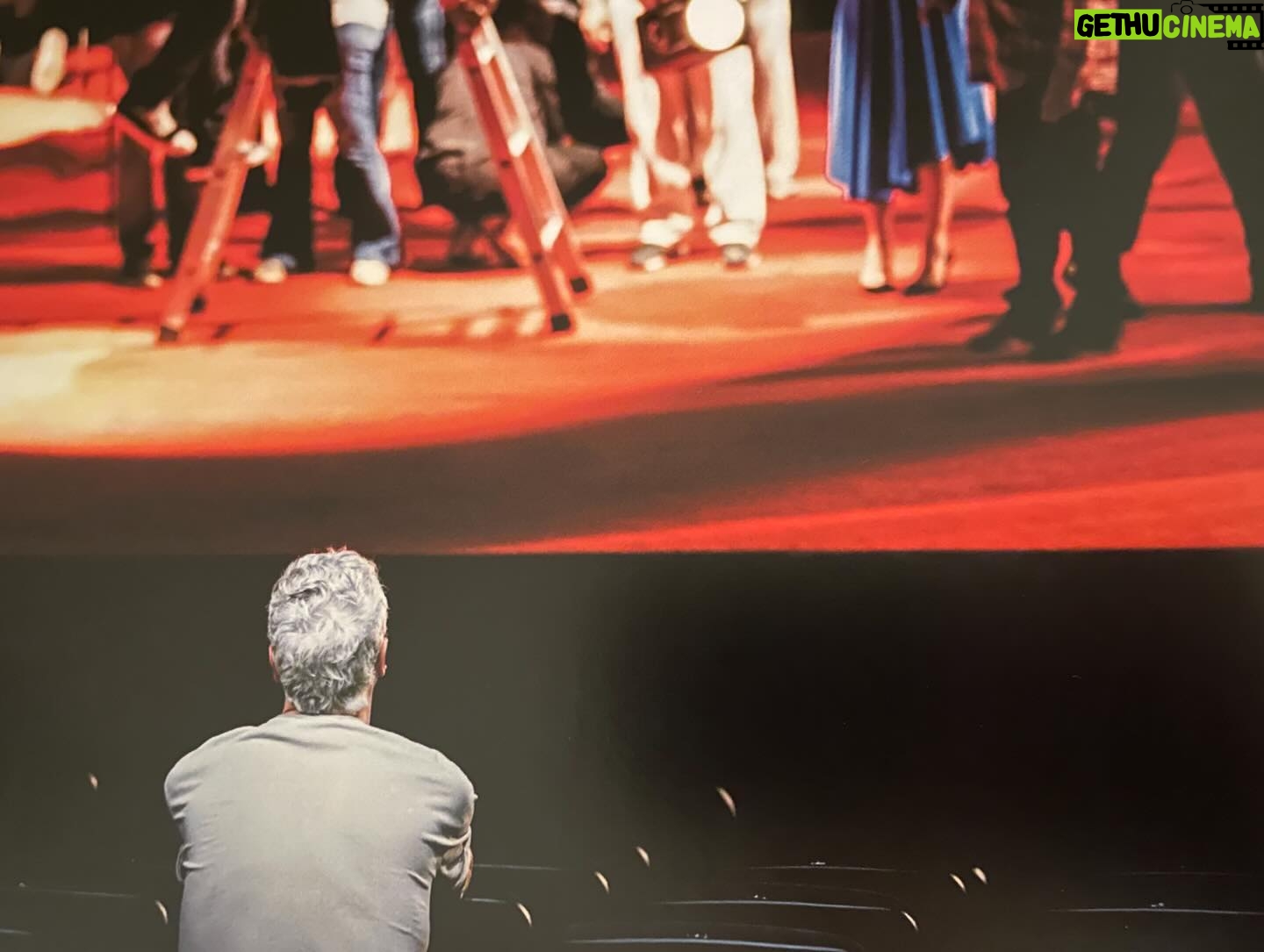 Guilherme Weber - 1.5K Likes - Dia mundial do teatro. Sei de muitos dias “oficiais” mas todos os dias são dia. Aniversários e desaniversários como diria Lewis Carrol. Faz anos tenho a sorte e alegria de ter a fotógrafa Flavia Canavarro acompanhando meu trabalho como ator e diretor! Neste dia compartilho alguns dos registros e comemoro celebrando o teatro através do amor gigante e desbragado que ela sente pelos palcos, plateias e camarins!
Fantasmagoria IV.
Os Realistas.
Antes que a definitiva noite se espalhe em latino america.
Tudo.
Gargalhada Selvagem.
Peça do Casamento.
Peça do Casamento.