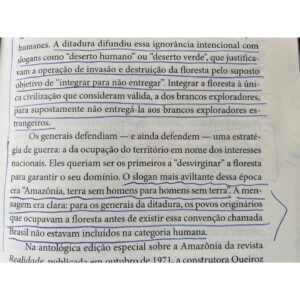 Guilherme Weber Instagram - O título parece espetáculo dos anos 90 do Grupo Corpo. Banzeiro é como o povo do Xingu chama o território de brabeza do Rio.
Se aqui não há a concretude elegante de estilo literário que fez do seu livro anterior, “Brasil, Construtor de Ruínas” uma obra prima de denúncia e rigor esplendor narrativo, é porque uma espécie de delírio inevitável contorna os temas. Mistura de reportagem denúncia e diário de experiência, Eliane conta sua experiência de mudança para Altamira, os bastidores de reportagens com a população riberinha, apresenta riquíssimos pensadores, acompanha trajetória de tartarugas, nomina sem medo inimigos do meio ambiente. Tudo junto ao mesmo tempo agora. Na página 63 crava, “sou uma escritora que escreve como leitora.” Da complexidade desta frase nasce uma espécie de guia para o leitor. 
“É preciso viver com terror e alegria” ela lembra Donna Haraway e assim apresenta suas impressões sobre esta jornada monumental que eh sair de São Paulo para se tornar habitante da Amazônia. Lembro coluna da psicanalista Vera Iaconelli “Não dá para ser brasileiro sem ter sido atravessado pela exuberância natural dessa terra que foi invadida para fins extrativistas e que só por acidente tornou-se país.”
Nas palavras manifesto de Eliane, esta experiência compartilhada nos coloca no terror, na indignação e também na esperança, palavra que ela mesmo refuta, mas que em algum lugar ainda sobra como energia.
Das associações que todo leitor contínuo e ansioso faz, me veio o brilhante micro conto do conterrâneo @lhpellanda Luís Henrique Pellanda: “O patriota entra na floresta e faz uma descoberta. Dentro da mata, seu país não existe.”
#elianebrum #companhiadasletras