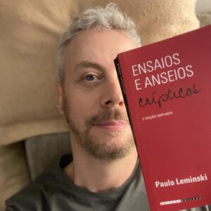 Guilherme Weber Instagram - Um dos meus sonhos de leitor era a reunião da obra crítica de Paulo Leminski, que li de maneira dispersa em diversas edições ao longo de décadas. Eis aqui! Leminski  em uma declaração bastante conhecida, afirmou que uma de suas pretensões consistia em ser lembrado exclusivamente por seu trabalho com poesia; mas seu gênio, entusiasmo e curiosidade ampliou a imortalidade. O samurai de Curitiba, para quem toda erudição se revelava como material de trabalho, reflete aqui sobre suas principais leituras, convicções e obsessões através de artigos e minifestos no estilo auto batizado “anarquítero de desengenharias” (Barthes escreveu sobre ensaios: “gênero onde a escritura rivaliza com a análise”)
Suas reflexões como tradutor, trabalho formal que ele chamava de co criação ou  transcriação, usando o termo cunhado por Haroldo de Campos, são belíssimas investigações sobre a aventura dos idiomas, os limites e potencialidades da língua portuguesa, que ele chamava de desterro ocidental do pensamento, da linguagem e da palavra “(…) obra prima do homem, lugar onde a História adquire senso.”
Adoraria ler o que ele estaria escrevendo sobre nossos tempos, pois no ensaio sobre Walt Withman vaticina, “(…) biônicos tempos em que vivemos e vocês ainda não viram nada.”

“ Espero que todos se divirtam. Não há muito mais a fazer neste mundo.” Leminski

#pauloleminski