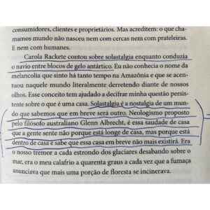 Guilherme Weber Instagram - O título parece espetáculo dos anos 90 do Grupo Corpo. Banzeiro é como o povo do Xingu chama o território de brabeza do Rio.
Se aqui não há a concretude elegante de estilo literário que fez do seu livro anterior, “Brasil, Construtor de Ruínas” uma obra prima de denúncia e rigor esplendor narrativo, é porque uma espécie de delírio inevitável contorna os temas. Mistura de reportagem denúncia e diário de experiência, Eliane conta sua experiência de mudança para Altamira, os bastidores de reportagens com a população riberinha, apresenta riquíssimos pensadores, acompanha trajetória de tartarugas, nomina sem medo inimigos do meio ambiente. Tudo junto ao mesmo tempo agora. Na página 63 crava, “sou uma escritora que escreve como leitora.” Da complexidade desta frase nasce uma espécie de guia para o leitor. 
“É preciso viver com terror e alegria” ela lembra Donna Haraway e assim apresenta suas impressões sobre esta jornada monumental que eh sair de São Paulo para se tornar habitante da Amazônia. Lembro coluna da psicanalista Vera Iaconelli “Não dá para ser brasileiro sem ter sido atravessado pela exuberância natural dessa terra que foi invadida para fins extrativistas e que só por acidente tornou-se país.”
Nas palavras manifesto de Eliane, esta experiência compartilhada nos coloca no terror, na indignação e também na esperança, palavra que ela mesmo refuta, mas que em algum lugar ainda sobra como energia.
Das associações que todo leitor contínuo e ansioso faz, me veio o brilhante micro conto do conterrâneo @lhpellanda Luís Henrique Pellanda: “O patriota entra na floresta e faz uma descoberta. Dentro da mata, seu país não existe.”
#elianebrum #companhiadasletras