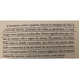 Guilherme Weber Instagram - Um dos meus sonhos de leitor era a reunião da obra crítica de Paulo Leminski, que li de maneira dispersa em diversas edições ao longo de décadas. Eis aqui! Leminski  em uma declaração bastante conhecida, afirmou que uma de suas pretensões consistia em ser lembrado exclusivamente por seu trabalho com poesia; mas seu gênio, entusiasmo e curiosidade ampliou a imortalidade. O samurai de Curitiba, para quem toda erudição se revelava como material de trabalho, reflete aqui sobre suas principais leituras, convicções e obsessões através de artigos e minifestos no estilo auto batizado “anarquítero de desengenharias” (Barthes escreveu sobre ensaios: “gênero onde a escritura rivaliza com a análise”)
Suas reflexões como tradutor, trabalho formal que ele chamava de co criação ou  transcriação, usando o termo cunhado por Haroldo de Campos, são belíssimas investigações sobre a aventura dos idiomas, os limites e potencialidades da língua portuguesa, que ele chamava de desterro ocidental do pensamento, da linguagem e da palavra “(…) obra prima do homem, lugar onde a História adquire senso.”
Adoraria ler o que ele estaria escrevendo sobre nossos tempos, pois no ensaio sobre Walt Withman vaticina, “(…) biônicos tempos em que vivemos e vocês ainda não viram nada.”

“ Espero que todos se divirtam. Não há muito mais a fazer neste mundo.” Leminski

#pauloleminski
