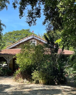 Guilherme Weber Instagram - Para eternizar no feed este dia tão especial, cheio de sol e amigos queridos! Cheio de memória e saudade! Tomar café da manhã na locação do Sítio do Pica Pau Amarelo foi voltar a almoçar na frente da tv antes de ir para o colégio com a cabeça cheia de aventuras e mitologias. A lembrança da leitura de “Reinações de Narizinho”, o “Alice no País das Maravilhas” brasileiro. Quantos personagens fascinantes. Emília, a marquesa de Rabicó, condessa de três estrelinhas, personagem tão complexa, interessante e polêmica, que escreveu um jornalista que não lembro o nome, “tão polêmica que conseguiu unir esquerda e direita em uma tentativa de lhe calar.”
@rodrigoonie este memorialista e entusiasta da cultura pop encarnou o meme “no caminho eu te explico” e encheu de surpresa uma van com amigos e nos deu este entusiasmo de presente! 
Obrigado amigo!
Teve até bolinho de chuva da Tia Nastácia!