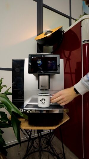 Guillaume Ruchon Instagram - Belle rentrée à tous ☕️
w/ @maxicoffee
•
Vous le savez, à l’agence : ça bouge vite et on est de plus en plus nombreux !
L’année dernière, je me suis équipé de la CK500 PRO de chez @kotteafr et elle nous régale toujours autant !

Adaptée pour 80 cafés /j avec un réservoir de 8L d’eau, 1,2kg de café, 21 recettes différentes (cafés, thé, boissons lactées) : autant vous dire que c’est la meilleure copine de toute la team 😉

Pour cette collaboration créative, j’ai voulu recréer le “Freeze effect” que l’on voit dans certaines pub et vous savez quoi ? C’est vachement plus dur qu’il n’y paraît 😅

J’espère que le résultat vous plaira ! Qui est capable de me lister tous les éléments présents dans cette vidéo ? 👀
•
#Maxicoffee #CK500Pro #CoffeeLover #CoffeeTime #CoffeeAddict