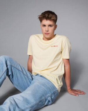 Guillaume Wattecamps Instagram - 👕🩵 OUI&NON NEW COLLECTION 🩵👕 C’est le retour du beau temps et d’une toute nouvelle gamme @__ouietnon__ ultra colorée, fun et remplie de surprises 🤭 Merci déjà pour vos retours ultras positifs et vos très nombreuses commandes 📦💛 on emballe tout ça cette semaine pour que vous en profitiez tout l’été 😍 Foncez faire votre petit panier sur www.ouietnon.be 👈🏻✌🏻
Direction artistique : @mayacousino 
Photographie : @thomaslnrd 
Model : @beza_lea @jill_lgx @romain_alxd @dylan.ssz 
Assistance de prod : @rom150302 
Site internet : @kingsize.studio 
Gestion RS : @npp_agency