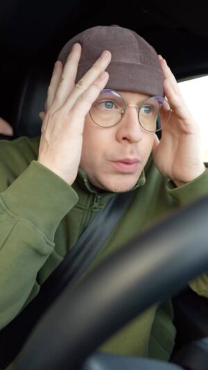 Guillaume Wattecamps Instagram - Il y a des partenariats qui ont plus de valeur que d’autres et celui-ci en est un bon exemple 🙃 Soyez prudents au volant 🙏🏻 Et si vous avez des idées/projets susceptibles de rendre la mobilité plus sûre, soumettez-les à @all.for.zero, s’il votre idée est reprise, vous bénéficierez même d’un subsides de 5000,00€ pour le mettre sur pied 💪🏻 Toutes les infos en fin de vidéo 👆🏻