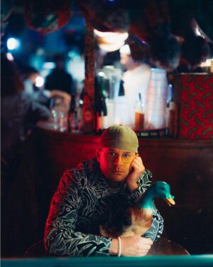 Guillaume Wattecamps Instagram - @guihome_vous_detend et un canard 
Dans un froid de canard 
Pour le portrait de der de @liberationfr 

#hiver #neige #canard #guihome #leica 

💡 Delphine 
🍹 @avemariaparis 
📸 @leicacamerafrance 
📝 Gilles Renault
🖥️ @dylancalves