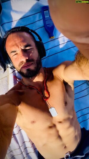 Guillermo Iván Instagram - Que rico!!!! Beach 🏝️ sun ☀️ life & love 🔥 🍹 

#beachlife #beach #actors #guillermoivan #actores #today #guillermoivan #vacation #latinx