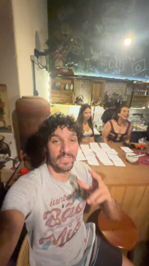 Guíto Instagram - Pra quem quer me conhecer !! aooooo Brasilzão !!! 
Um Bistrô , com banda de forró, tocando Axé, observado pelos mestres! E eu observando!! @alqueire.cafearaxa @alqueire.cafe