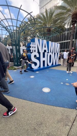 Guíto Instagram - Hora do hango!!! Estamos no @thenammshow !! Aprimorando meus shows !! A convite da @hohnermusic !! Já já novidades desse baita evento !
