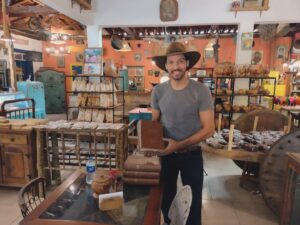 Guíto Instagram - Olha só a personalidade que veio conhecer a venda, virou cliente e amigo! Nosso eterno #tiberio ☺️ #pantanal 
.
Vem novidades por aí … E algumas relíquias daqui vão ser cenário 🥰📺🕰️🙏🏼.
.
Volte sempre @guitoshow ✨🙏🏼, vai ser uma honra te receber de novo! ☕️
.
📍BR-381, KM718, Carmo da Cachoeira 
⚠️ Não vendo antiguidade! (Pode admirar a vontade!)

🔎Vendemos Cachaças, cafés, Doces, Queijos e alguns itens para lembranças 📝
.
#minasuai #tremdeminas #trem #uai #antiquario #estrada #antiguidade #historia #memoria #pantanal #tiberio #guito #mineiridade #mg #suldeminas #cafe #coffee #coffeetime #fyp #espiaso #cachaca #queijo #doce #br381 #carmodacachoeira #gratidao