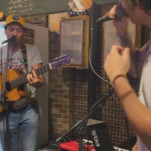 Guíto Instagram - Ainda sobre a surpresa de quinta passada!
Uma honra e um prazer fazer um som ao lado do nosso amigo @guitoshow !

Parece até que foi ensaiado!

Um reggae dazaranha e se arrastar o dedim, tem uma delícia de música chamada ‘Canta pra mim’ do Guito!

Quem sabe não sai uma releitura em parceria?
Comenta aí qual música você gostaria de ouvir a gente cantando junto!

Momentos que só o @alqueire.cafearaxa nos proporciona! 😍

“Deixa eu te ouvir cantar
Quero te ver gritar
Vamos banhar na cachoeira ai ai…”

Aprendeu?