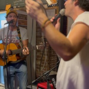 Guíto Instagram - Ainda sobre a surpresa de quinta passada!
Uma honra e um prazer fazer um som ao lado do nosso amigo @guitoshow !

Parece até que foi ensaiado!

Um reggae dazaranha e se arrastar o dedim, tem uma delícia de música chamada ‘Canta pra mim’ do Guito!

Quem sabe não sai uma releitura em parceria?
Comenta aí qual música você gostaria de ouvir a gente cantando junto!

Momentos que só o @alqueire.cafearaxa nos proporciona! 😍

“Deixa eu te ouvir cantar
Quero te ver gritar
Vamos banhar na cachoeira ai ai…”

Aprendeu?
