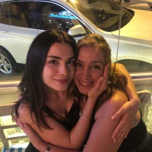 Gül Arcan Instagram - İyi ki doğdun iyi ki varsın seni çok seviyorum kuzum. Tüm mutluluklar sizlere gelsin. ❤️🌹🧿🥰 @ozgeyagizz @gokberkdemirci