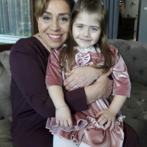 Gül Arcan Instagram - Pazartesi akşamı kimselere söz vermeyin kumandayı kaptırmayın kocalara bekliyoruz hepinizi ve tabii ki çok seviyoruz sizleri #gülarcan #cavidan #kanal7#karamelyapım#yemin @ceydaolg