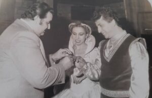 Gül Arcan Instagram - Anılar 2: yıl 1983 canımız ağabeyimiz rahmetli YILDIRIM GÜRSES nişan yuzuklerimizi takarken @yildirim_gurses_  GÜNAYDIN ❤️