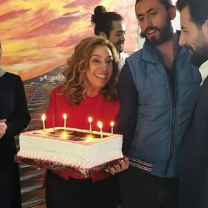 Gül Arcan Instagram - Bugün günlerden G&G gül ve gokberk 😊tüm YEMİN ekibine yaşattıkları mutluluktan dolayı teşekkür ederiz. İyi ki varsınız hepinizi çok seviyorum #gülarcan #cavidan #kanal7#karamelyapım#yemin @ayhanzen @gursesgram @gokberkdemirci @ozgeyagizz @esrademircicoban @ceydaolg @balim_gayebayrak @yagmurakdag @dilekdb34 @umitgabin @ayadem58