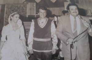 Gül Arcan Instagram - Anılar 2: yıl 1983 canımız ağabeyimiz rahmetli YILDIRIM GÜRSES nişan yuzuklerimizi takarken @yildirim_gurses_  GÜNAYDIN ❤️