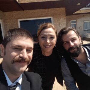 Gül Arcan Instagram - Güneşli bir İstanbul gününde iki oğlumla sizlere merhaba diyorum. Her zaman ki gibi saat 7 KANAL 7 😊😊#gülarcan #kanal7 #karamelyapım#yemin @gokberkdemirci @gursesgram