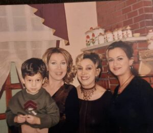Gül Arcan Instagram - Albümleri çıkardım eski günlere daldım. Her gün eski bir anı ile size GÜNAYDIN demek istiyorum. ❤️ @sedasayan @sebnemarcan