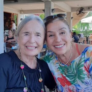 Gül Arcan Instagram - Bugün Bodrum daha da bir güzeldi. Denizin mavisini gözlerinde, güneşin sıcaklığını gülen yüzünde gördüğüm canım @serpiltamur ablacığım ile buluştum. Çocukluğumdan beri süregelen bir abla kardeşlik bizimkisi. Sohbet etmelere doyamadık. Bu sohbetlere beyefendiligi ve engin bilgileriyle bize katılan Uygur Tamur da dahil olunca zaman nasıl geçti anlayamadık. Her şey için çok teşekkür ederim. İstanbul’da tekrar bulusabilmek dileği ile ❤️🌹🥰
