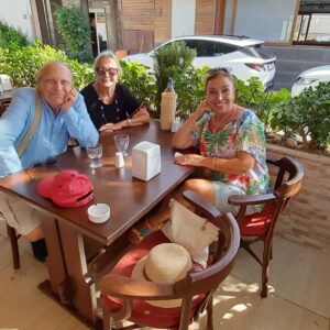 Gül Arcan Instagram - Bugün Bodrum daha da bir güzeldi. Denizin mavisini gözlerinde, güneşin sıcaklığını gülen yüzünde gördüğüm canım @serpiltamur ablacığım ile buluştum. Çocukluğumdan beri süregelen bir abla kardeşlik bizimkisi. Sohbet etmelere doyamadık. Bu sohbetlere beyefendiligi ve engin bilgileriyle bize katılan Uygur Tamur da dahil olunca zaman nasıl geçti anlayamadık. Her şey için çok teşekkür ederim. İstanbul’da tekrar bulusabilmek dileği ile ❤️🌹🥰