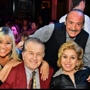 Gül Arcan Instagram - Bizim dostluğumuz siyah beyaz kadar eski. Atillamın delikanlılık zamanlarından can arkadaşı HAYKO. Biz eşler Serpil ve Gül ise onları tanımadan evvel eski arkadaşız 🙂 Kader bizleri buluşturmak için ağlarını yıllar önce örmüş yani 😁 GÜNAYDIN ❤️ @haykotataryan @serpilcici