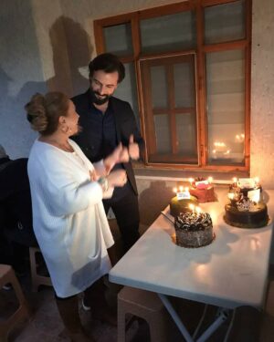 Gül Arcan Instagram - Yine güzel bir anı biriktirdik tüm sevdiklerimizle. İyi ki doğmuşuz canım oğlum ile. @gokberkdemirci @ozgeyagizz @cansutuman @sevdakaygisiz #yemin #kanal7 #karamelyapım #cavidan