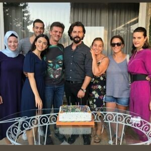 Gül Arcan Instagram - Dün güzel bir sürpriz ile karşılaştık. Çok mutlu olduk. Hepinize sonsuz teşekkürler. İyi ki varsınız 🙏🙏😘😘💖💖 #gülarcan #cavidan #kanal7#karamelyapım#yemin