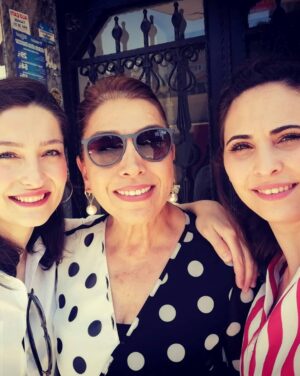 Gül Arcan Instagram - Canımın içi, yaşama sebeplerim, aldığım nefeslerim, dünyam evlatlarım iyi ki doğmuş olmaktan öte iyi ki sizin gibi evlatlara sahip olmak en büyük hediye, zenginlik. Hepinize tek tek teşekkür ediyor, her saniye sizlere sahip olduğuma şükrediyorum 💖💖🌹🌹🌹🌹🐞🐞#gülarcan @gursesgram @sebnemarcan @ozgurarcan @cagriugur @gamzee.gurses ülkü gürses