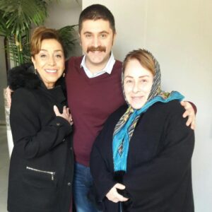 Gül Arcan Instagram - Bu Akşam saat 7 KANAL 7 oğullarımız ile bekliyoruz sizleri 💖💖🌹🌹#gülarcan #cavidan #kanal7 #karamelyapım #yemin @gursesgram @deryakurtulusoktarr @gokberkdemirci